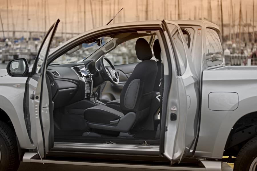 Mitsubishi Triton Club Cab 2019 года  (AU) (фото 4 из 10)